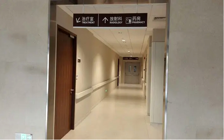 病房鋼質(zhì)門帶玻璃的圖