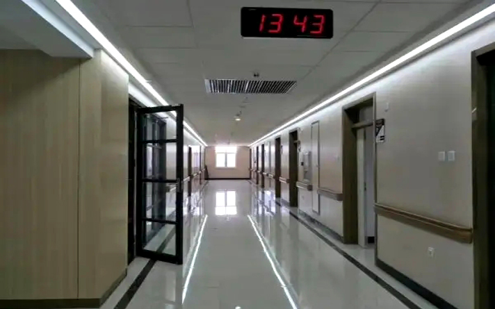 病房衛生間門是什么做的