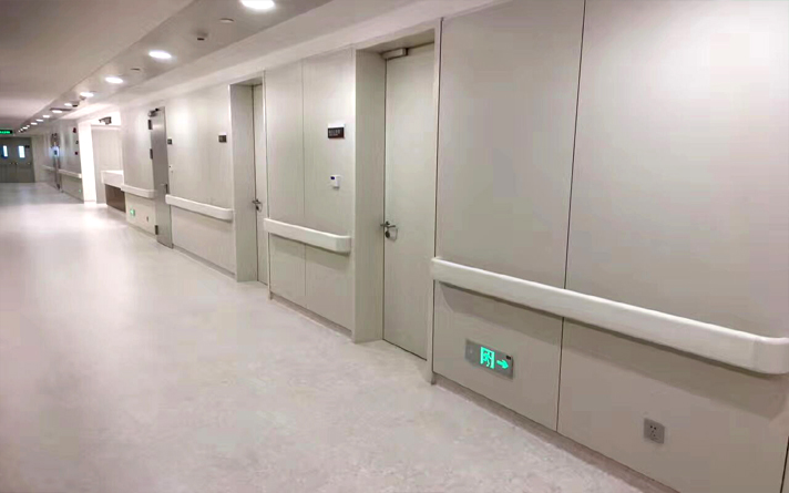 病房的門該不該上鎖了呢